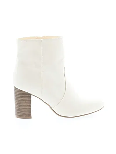 Pre-owned Old Navy Ankle Boots In Ivory