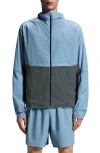 On Core Hooded Packable Running Jacket In Chambray/eclipse