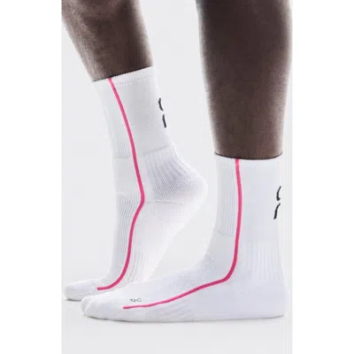 On Court Crew Socks In White/pink