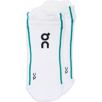 On Court Low Ankle Socks In White/neem