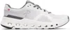 On グレー＆ホワイト Cloudrunner 2 スニーカー