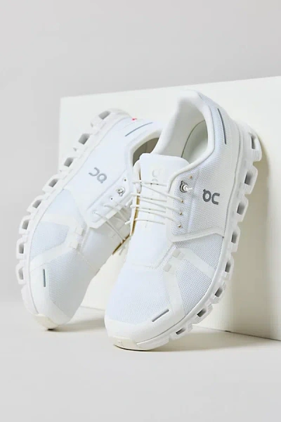 ON MEN'S CLOUD 6 SNEAKER IN WHITE/WHITE, MEN'S AT URBAN OUTFITTERS