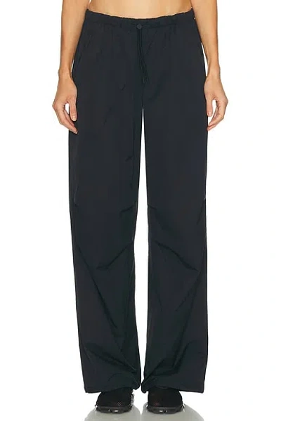 On Parachute Pant In Black