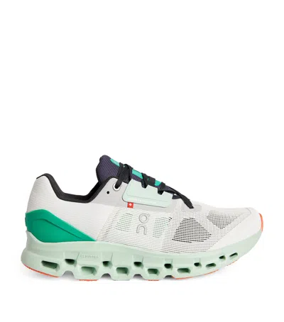 On Running Cloudstratus Trainers In White