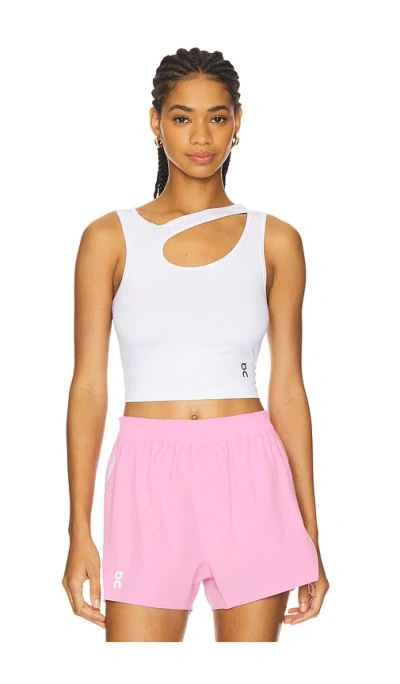 On Studio Cut-out Crop Top In 白色