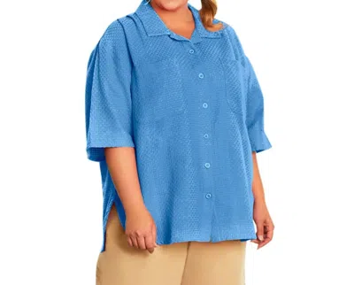 On The Plus Side Short Sleeve Ameli Basketweave Shirt - Plus In Vista In Blue