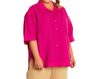 On The Plus Side Short Sleeve Ameli Basketweave Shirt - Plus In Zinnia In Pink