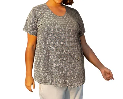 On The Plus Side Side Printed Tyler Flair Short Sleeve Top - Plus Size In Black Geo Knots In Gray