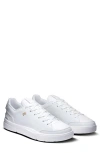 On The Roger Centre Court Tennis Sneaker In White