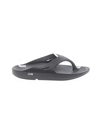 Pre-owned Oofos Flip Flops In Gray