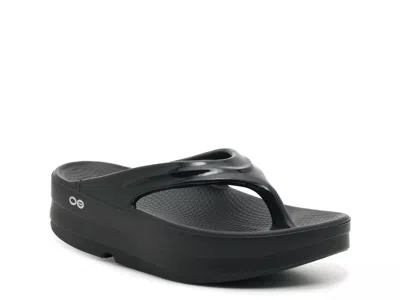 Oofos Oomega Platform Flip Flop In Black