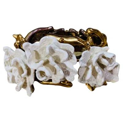 Pre-owned Oscar De La Renta Gold Plated Metal And White Resin Coral “flowers” Bracelet