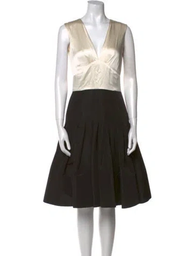Pre-owned Oscar De La Renta Silk Knee-length Dress In Neutral