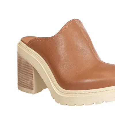 Otbt Rise Clog In Camel In Brown