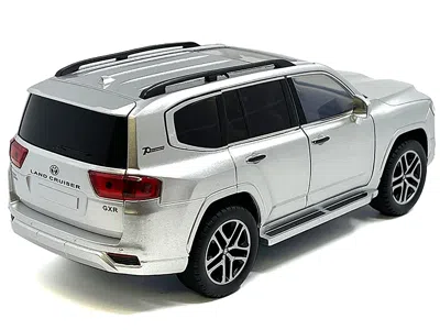 Other Toyota Land Cruiser Silver Metallic With Sun Roof 1/24 Diecast Model Car In White