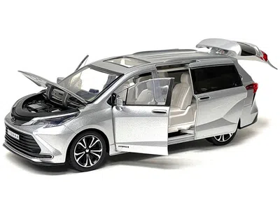 Other Toyota Sienna Minivan Silver Metallic 1/24 Diecast Model Car In Gray