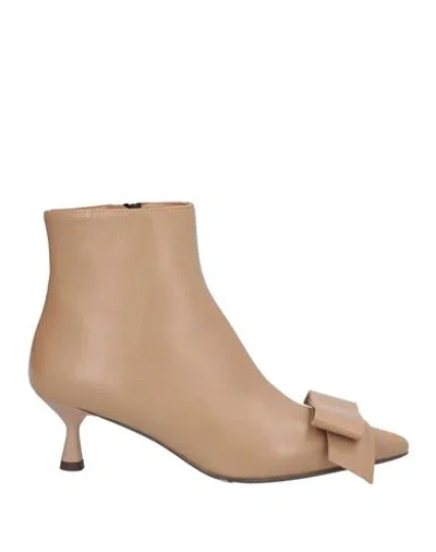 Ovye' By Cristina Lucchi Ovyé Woman Ankle Boots Beige Size 7 Soft Leather