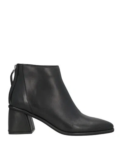 Ovyè Ovyé Woman Ankle Boots Black Size 9 Leather