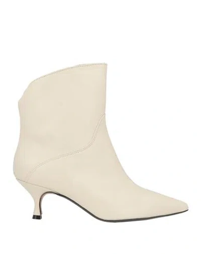 Ovyè Ovyé Woman Ankle Boots Ivory Size 10 Leather In Neutral