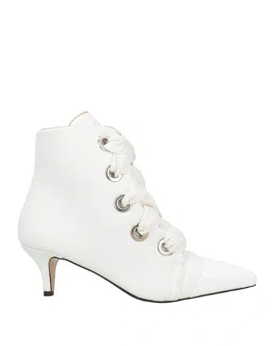 Ovyè Ovyé Woman Ankle Boots White Size 8 Leather