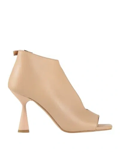 Ovyè Ovyé Woman Ankle Boots Beige Size 6 Leather