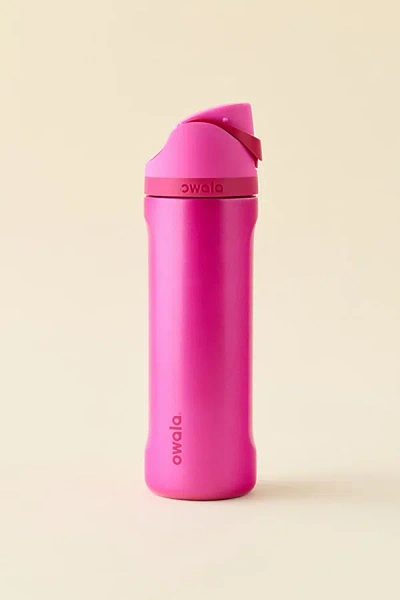 Owala Freesip 24 oz Water Bottle In Read My Lips At Urban Outfitters In Pink