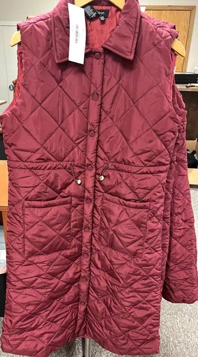 Papillon Katie Quilted Longline Vest In Burgundy In White