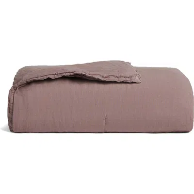 Parachute Everyday Linen Quilt In Raisin