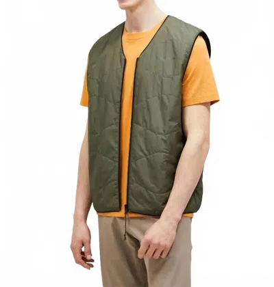 Peak Performance Insulated Reversible Vest In Pine Needle/black In Green