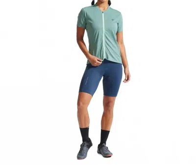 Pearl Izumi Women's Quest Shorts In Navy In Green