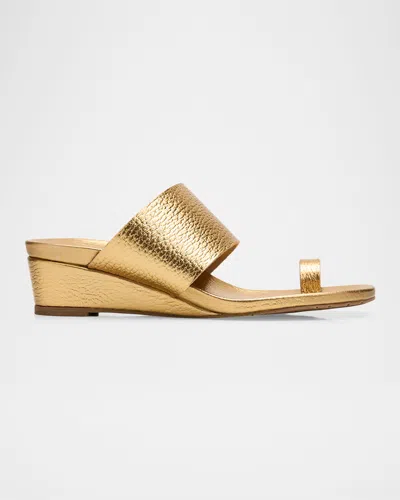 Pedro Garcia 40mm Weilis Metallic Leather Toe-ring Wedge Sandals In Gold