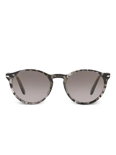 Persol 玳瑁纹圆框太阳眼镜 In 灰色