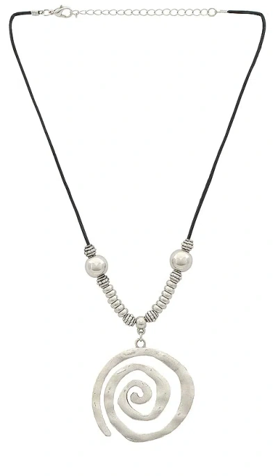 Petit Moments Swirl Necklace In Metallic Silver