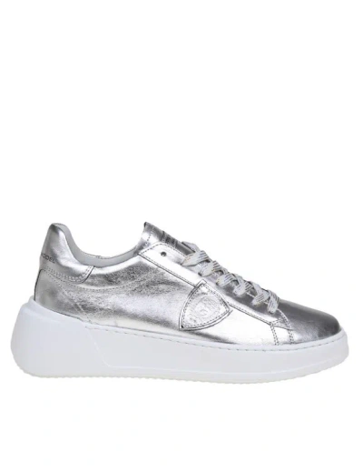 Philippe Model Tres Temple Low In Silver Laminated Leather In White