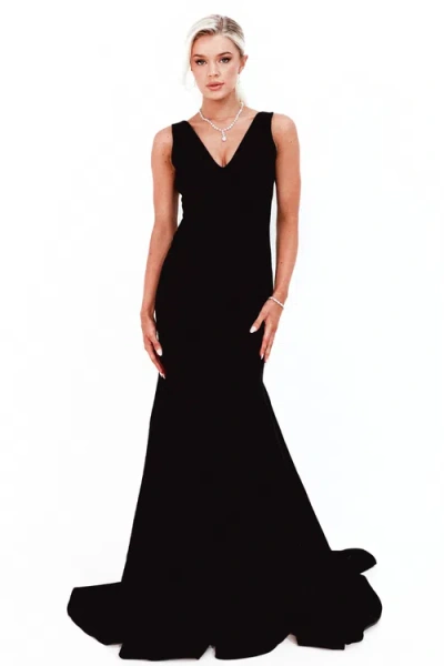 Pia Gladys Perey Holly In Black