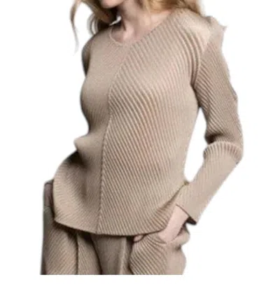 PICADILLY CREW NECK CHEVRON PLEATED TOP IN DIJON