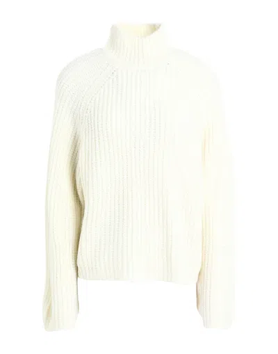 Pieces Turtlenecks In White