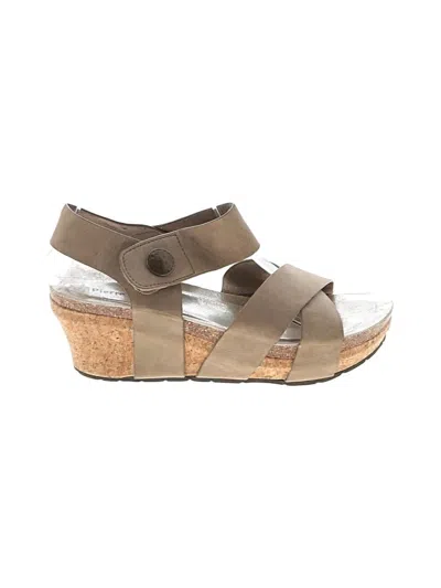 Pre-owned Pierre Dumas Wedges In Tan
