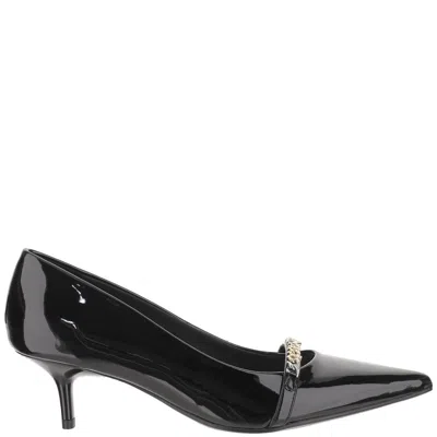 PINKO GLOSSY LEATHER PUMP WITH POINTED TOE AND LOGO CHAIN DETAIL