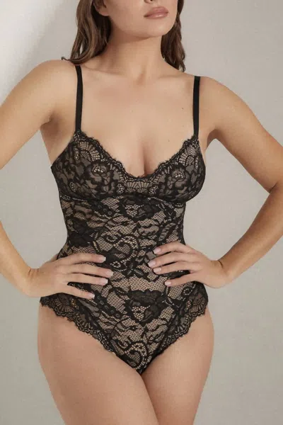 PINSY SHAPING LACE BODYSUIT IN BLACK