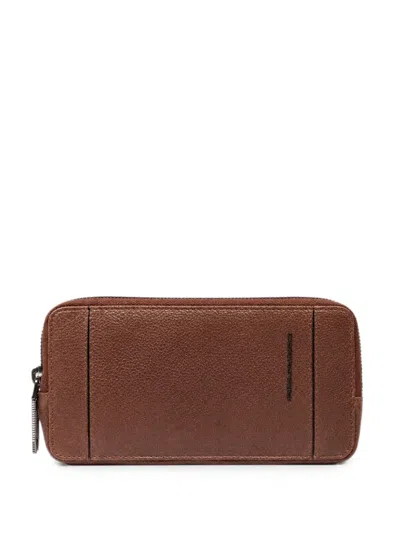 Piquadro 엠보스드 로고 페블 레더 클러치 In Brown