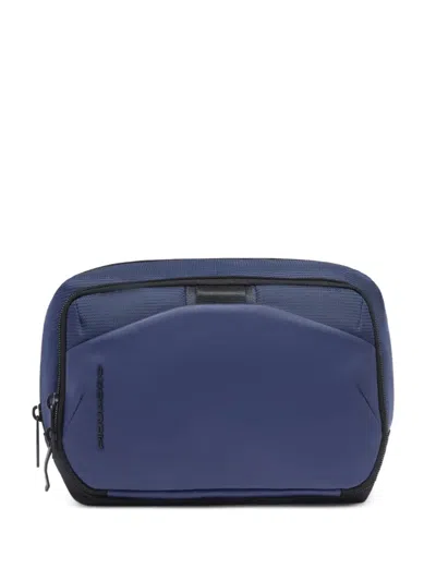 Piquadro 엠보스드 로고 트래블 파우치 In Blue