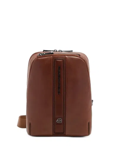 Piquadro Logo-plaque Leather Messenger Bag In Brown