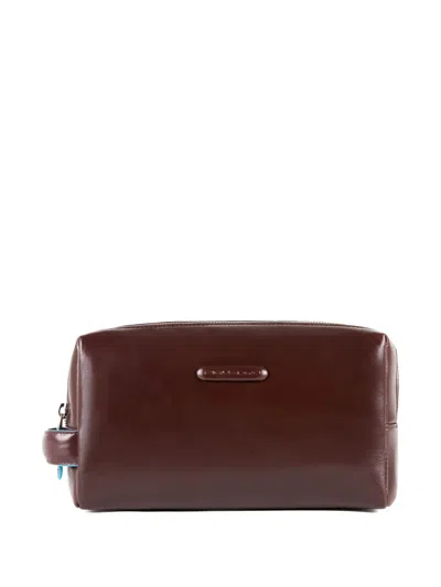Piquadro Logo-plaque Leather Toiletry Bag In Brown