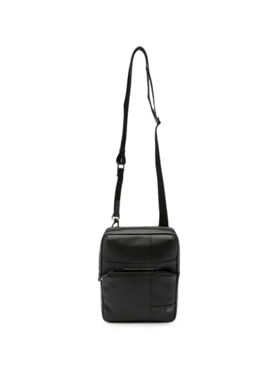 Piquadro Logo-plaque Messenger Bag In Black