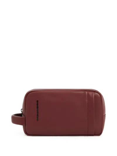 Piquadro Logo-plaque Side-handle Toiletry Bag In Burgundy