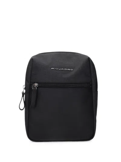 Piquadro Logo-plaque Zip-fastening Messenger Bag In Black