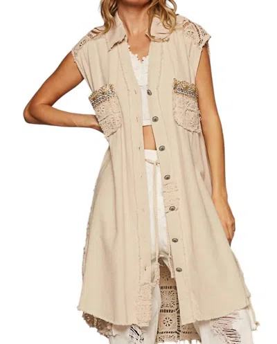 Pol Sleeveless Button Down Top In Natural In Gold