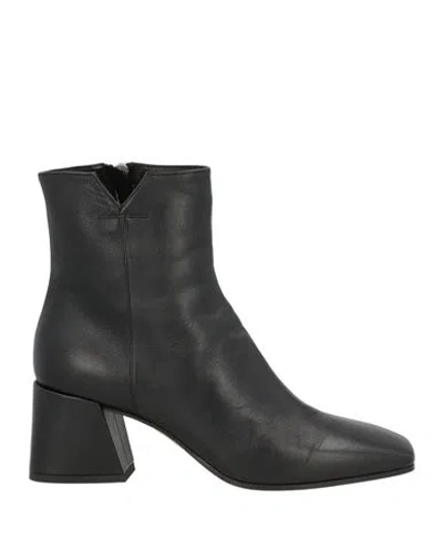 Pomme D'or Woman Ankle Boots Black Size 7.5 Leather