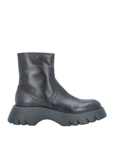 Pomme D'or Woman Ankle Boots Black Size 7.5 Soft Leather